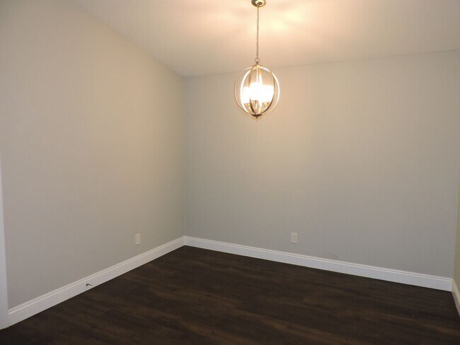 Building Photo - Convenient to schools, beaches & shopping.