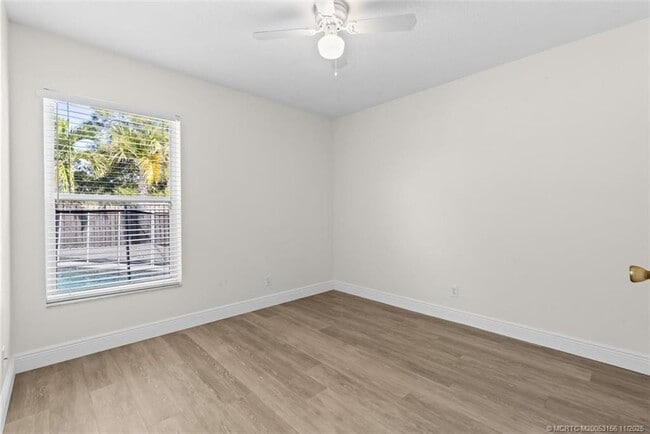 Building Photo - 920 NW Waterlily Pl