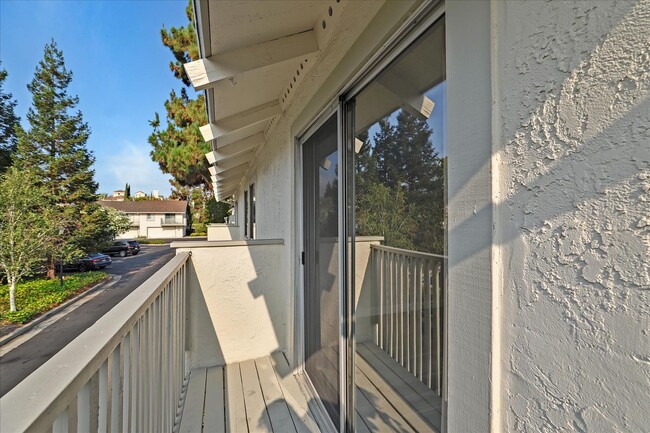 Building Photo - Cupertino 2 Bed, 2 Bath Townhouse with Att...