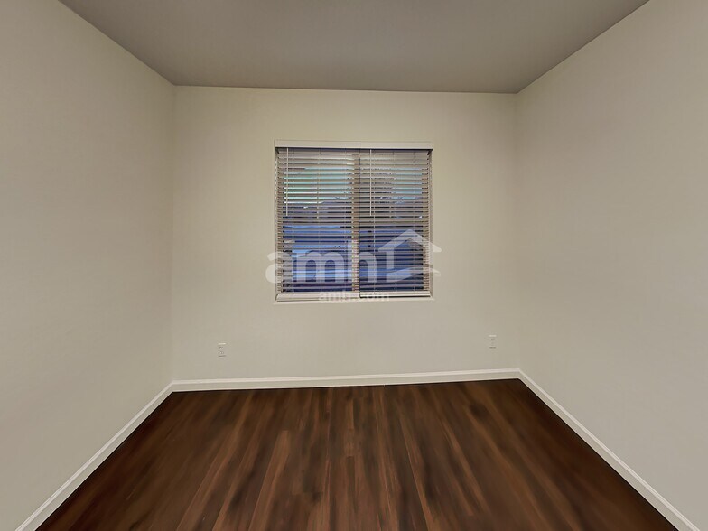 Building Photo - 1709 E Primavera Way