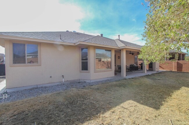 Building Photo - Plenty of space with this 4 Bedroom, 2 Bat...