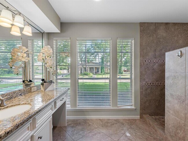 Building Photo - 3014 Redwood Lodge Dr