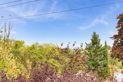 Building Photo - Maple Leaf 2-story 3 bed/2.5 bath with deck and garage available now for $3795!