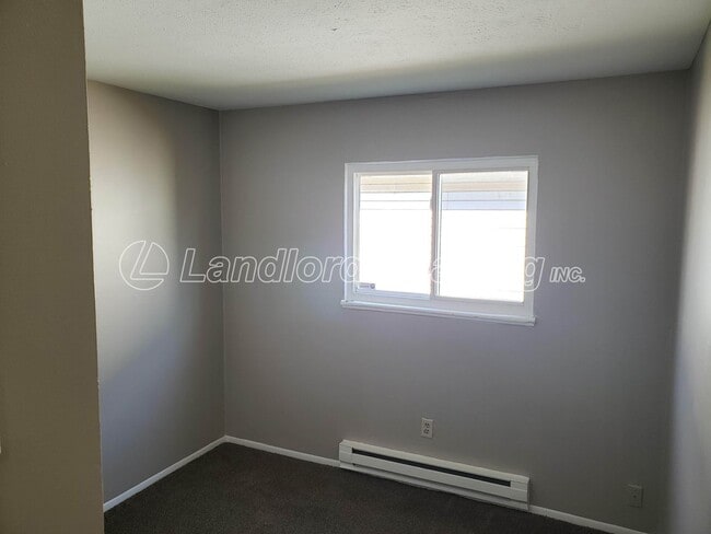 Building Photo - Well-Maintained 3-Bedroom Ranch with Updated Flooring