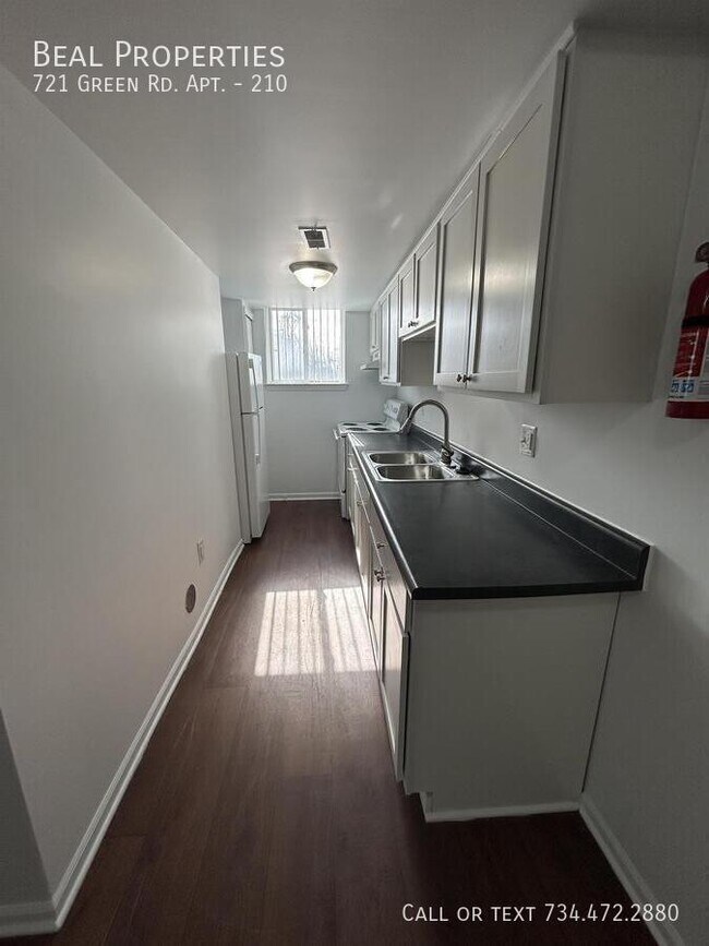 Building Photo - 721 Green Rd