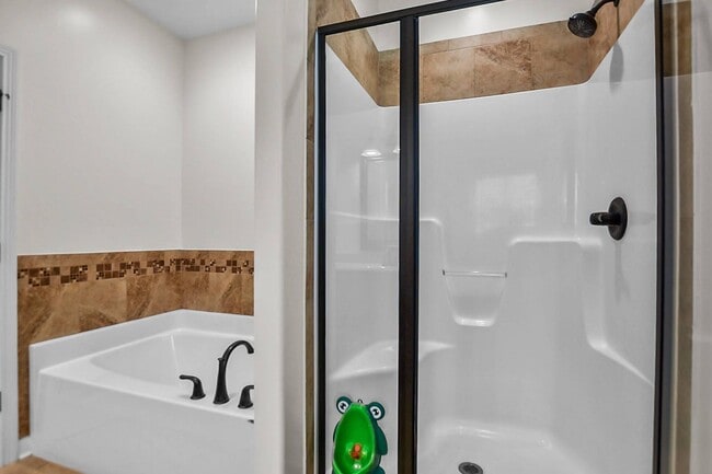 Building Photo - Pet Friendly Three Bedroom with Bonus!