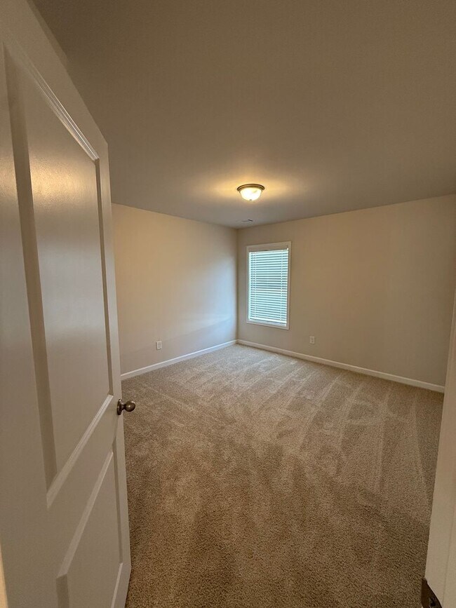 Building Photo - Townhome