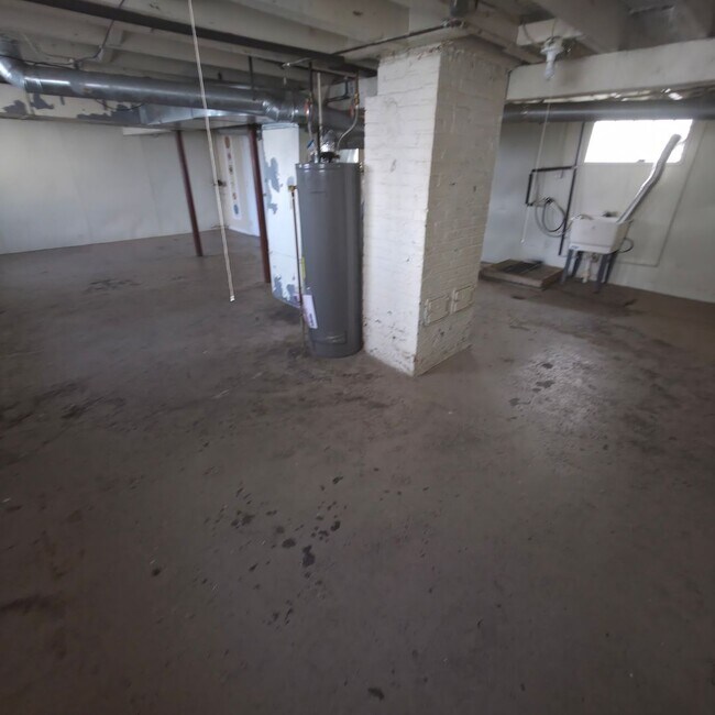 Building Photo - Single Family Home 4  beds 1 bath COMING S...