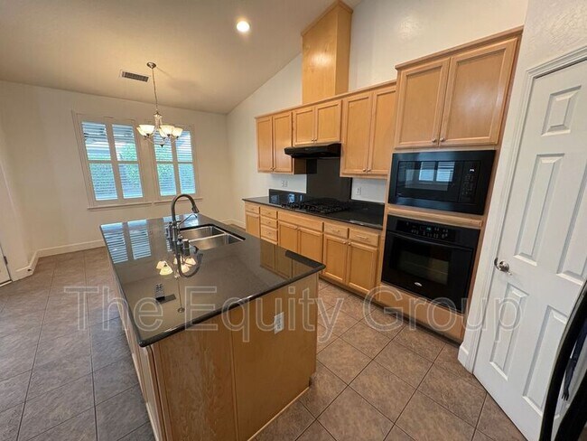 Building Photo - 144 E Reese Ave