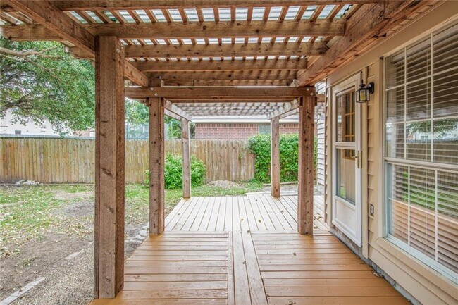 Building Photo - 1010 Laurelleaf Dr