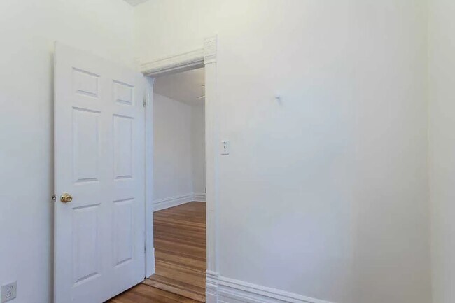 Building Photo - 3139 N Oakley Ave