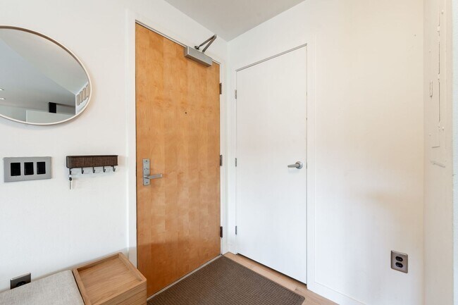 Building Photo - 1BD, 1BA Downtown Denver Condo with Garage...