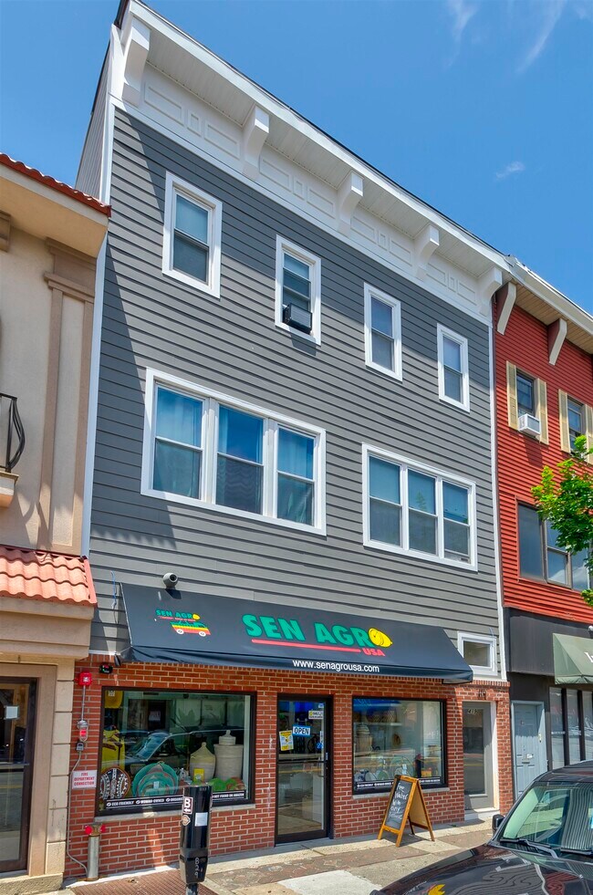 Building Photo - 419 Broadway-