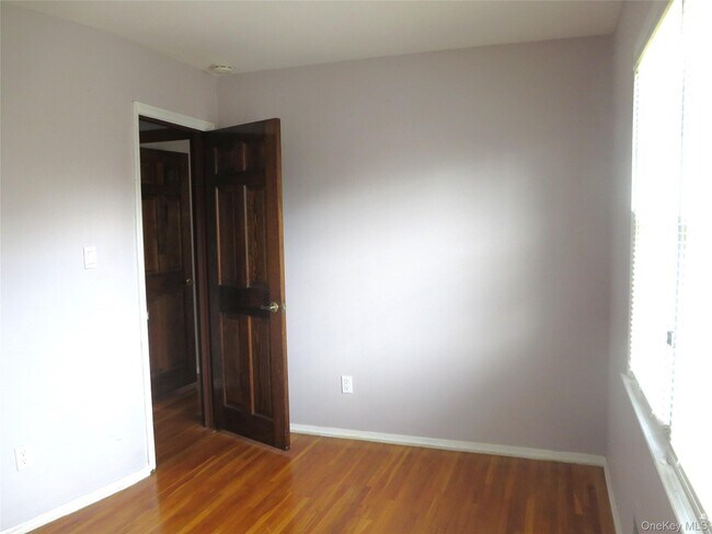 Building Photo - 327 Town Line Rd