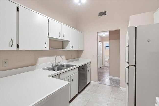 Building Photo - 754 Summerland Dr