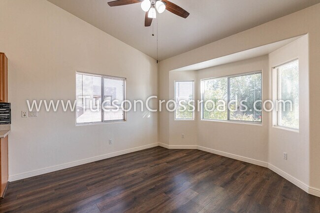Building Photo - 4 Bedroom / 2 Bathroom Home