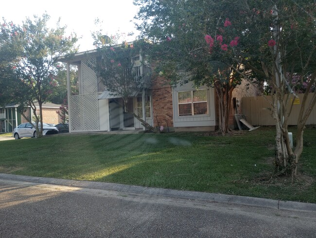 Building Photo - 512 S Marigny Cir