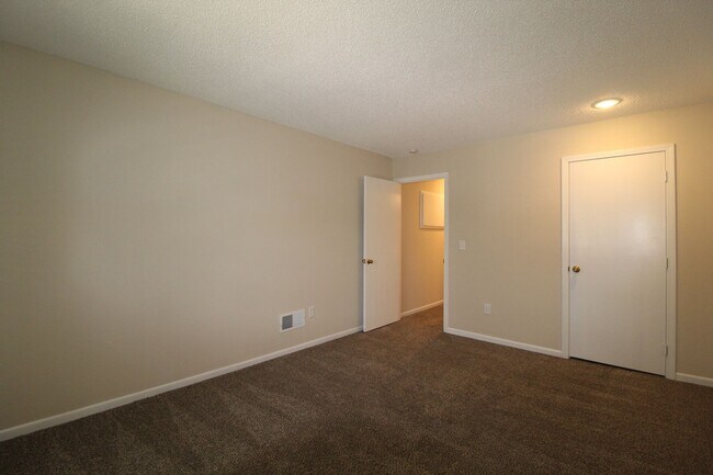Building Photo - 115 N Saxony Dr