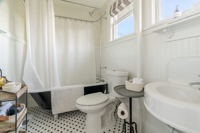 Building Photo - 116 4th Ave N