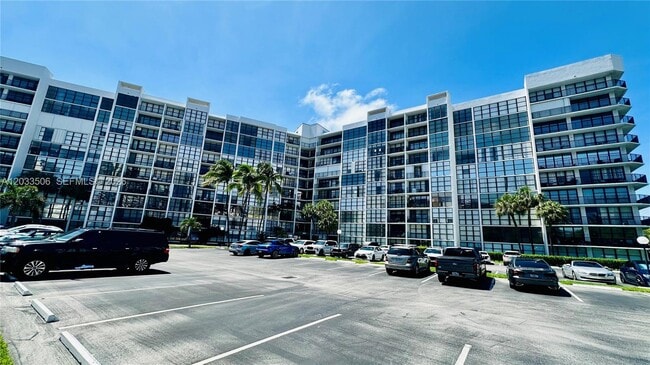 Building Photo - 800 Parkview Dr