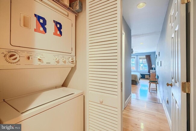 Building Photo - 542 E Clement St