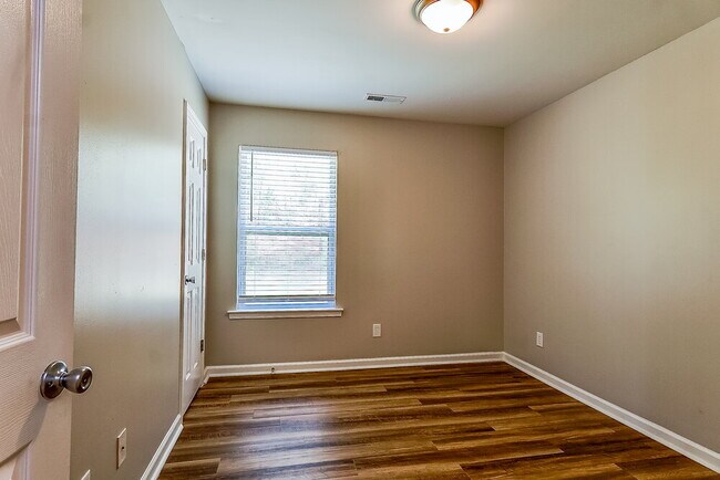 Building Photo - 21898 Eastern Valley Rd