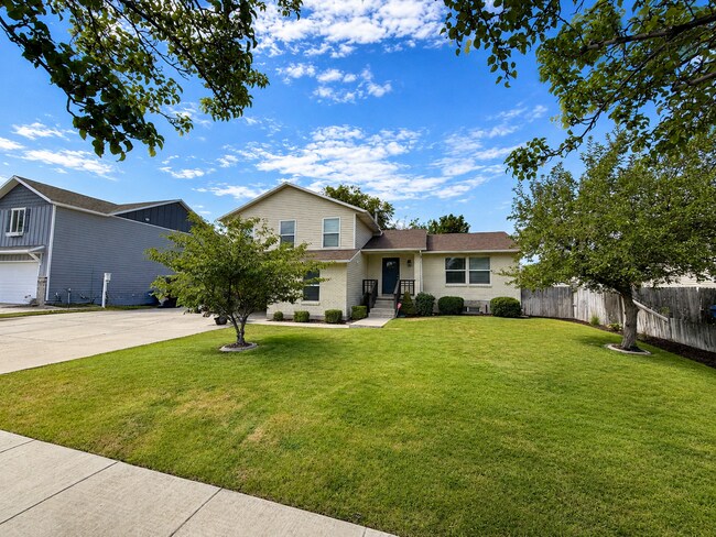 Building Photo - Spacious 5-Bedroom Sandy Home with Large Fenced Yard