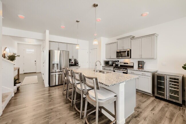 Building Photo - "Spacious 5-Bed Oasis with 3 Full Baths in Scenic Castle Rock – Your Dream Home Awaits!"