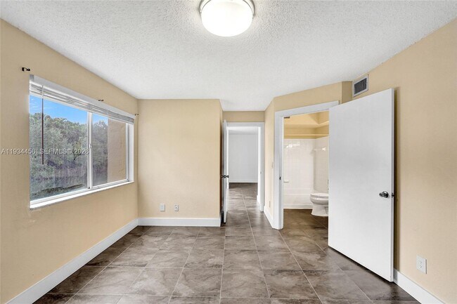 Building Photo - 457 Vista Isles Dr