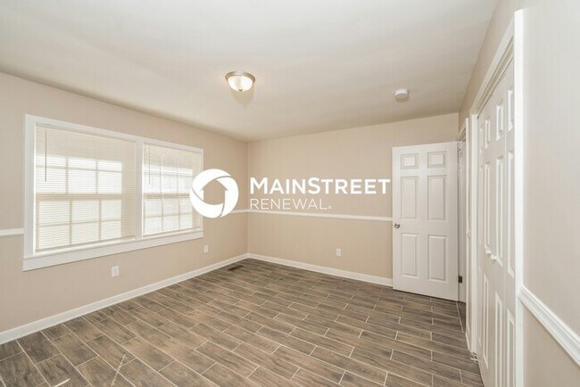 Building Photo - 3 Bedroom Pet-Friendly Home in Center Poin...