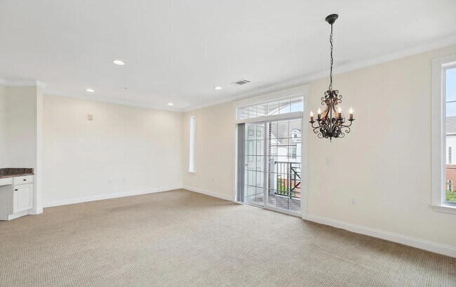Building Photo - 300 W Elm St