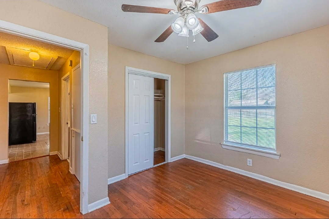 Building Photo - 215 Legion Dr W