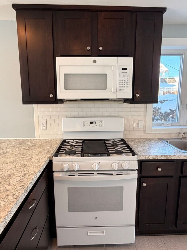 Building Photo - (2) bedroom Single Family Home with Open Layout, Close to Beaches and Lake!