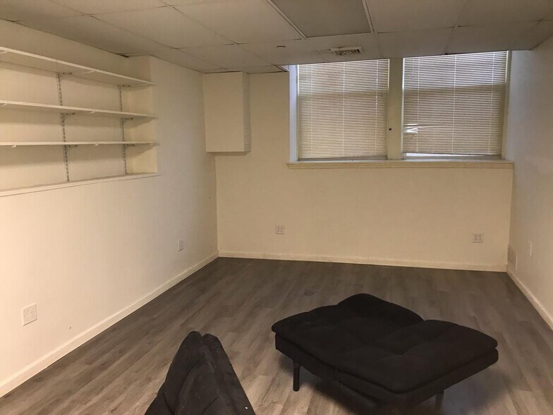 Building Photo - 502 Walnut St