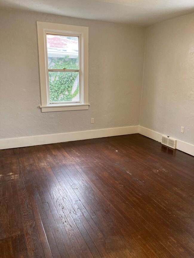 Building Photo - 2313 Vodeli St