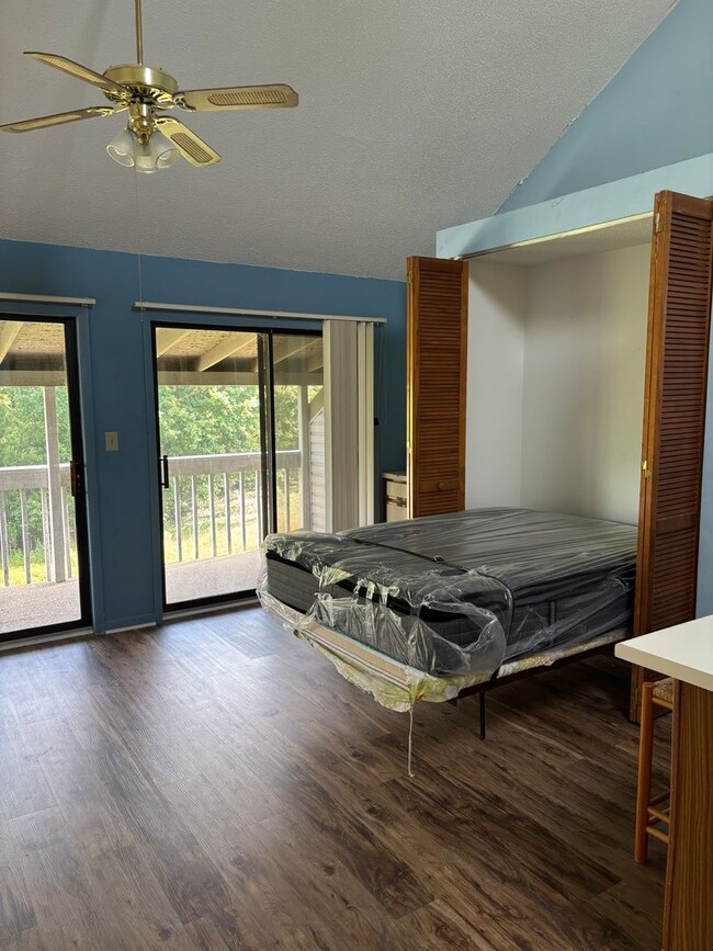 Building Photo - 500 Fairway Village Dr