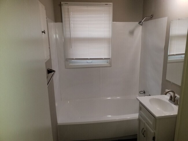 Building Photo - AVAILABLE NOW! Liberty Home 3 Bed 2 Bath 2...