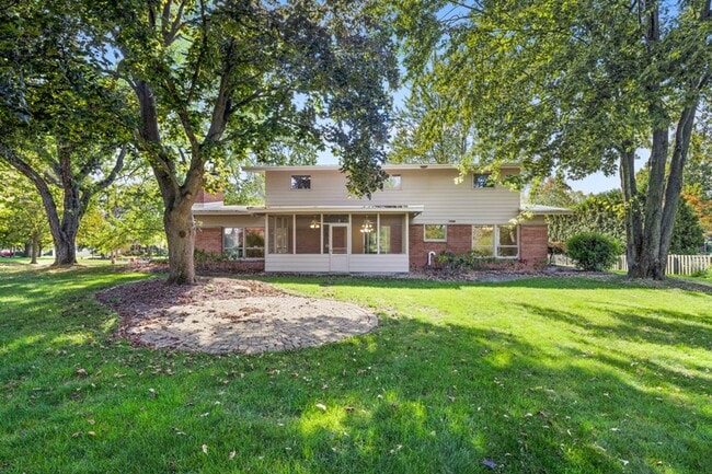 Building Photo - 4 bed 3.5 bath home in East Grand Rapids