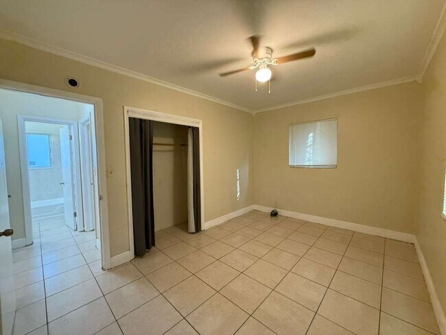 Building Photo - Large 4-1 house