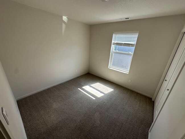 Building Photo - 4 bedroom 2.5 bathrooms in the beautiful M...