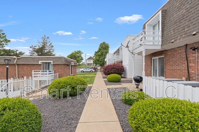 Building Photo - 9951 Chateau Roi Dr