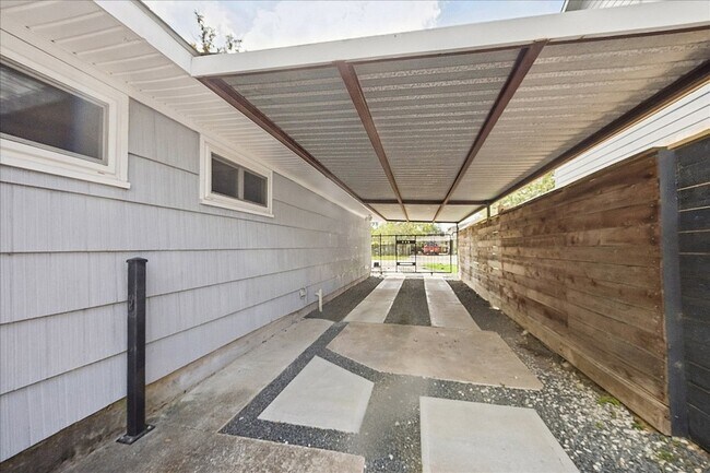 Building Photo - 1136 Oak Tree Dr