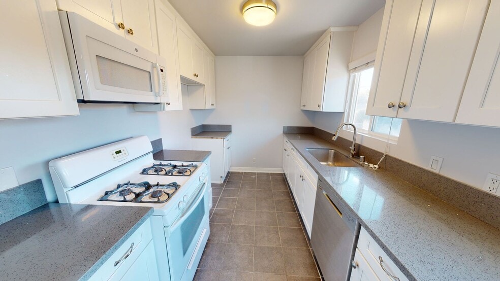 Interior Photo - 626 Kew