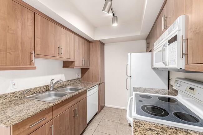 Building Photo - 7350 N Vía Paseo Del Sur