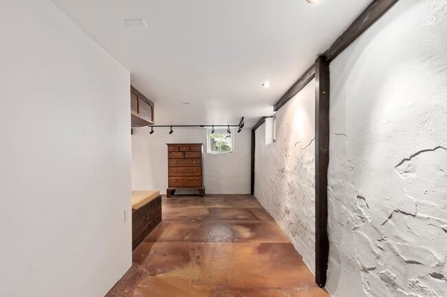 Building Photo - 1124 E