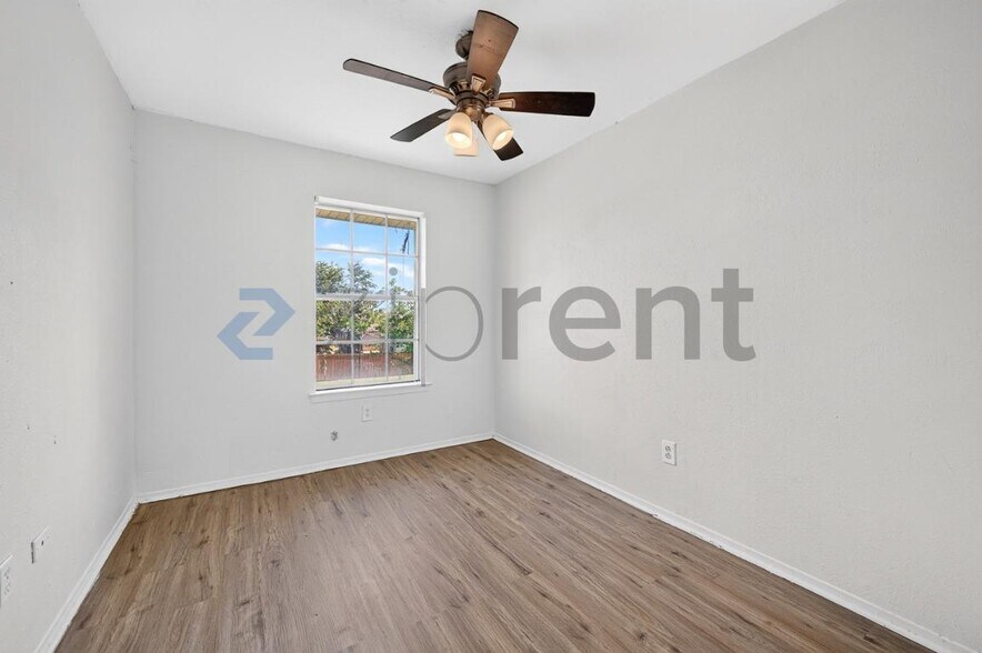 Building Photo - Unit