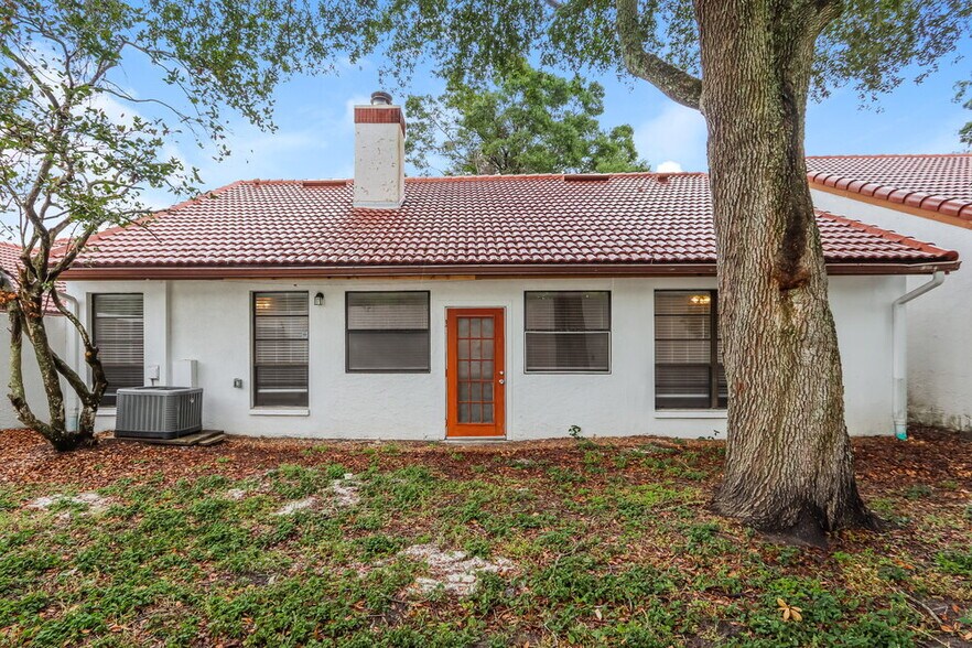 Building Photo - 11504 Robles Del Rio Pl
