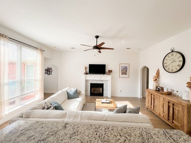 Building Photo - Beautiful single-story home for lease