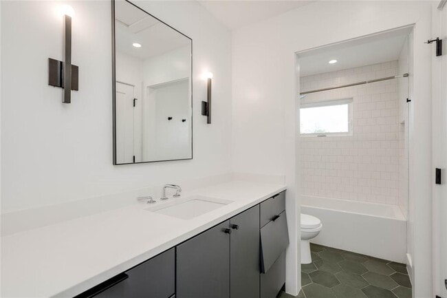 Building Photo - 1206 Justin Ln