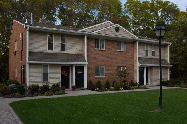 Building Photo - 9 Country Club Dr